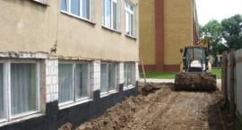 Trwają prace remontowe na zewnątrz jednego skrzydła budynku SP4