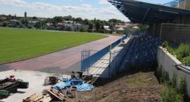 Układają tartan na bieżni Stadionu Miejskiego