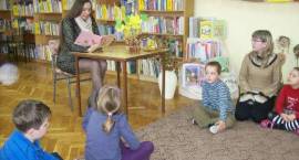 Przedszkolaki na tropie jesieni w bibliotece miejskiej