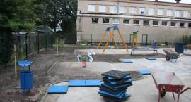Budowa placu zabaw przy SP5. Stan prac z 26. lipca 2011r.