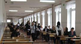 Ucznowie MG1 kilka chwil przed rozpoczęciem części humanistycznej tegorocznego egzaminu
