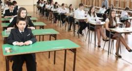 Uczniowie klas VI Szkoły Podstawowej nr 5 w Zambrowie na kilka chwil przed rozpoczęciem...