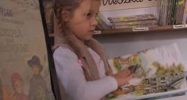 Kadr z filmu pt. „Oliwia czyta Oliwierkowi na dobranoc”