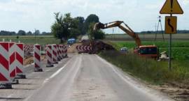 Ruch wahadłowy na drodze nr 66 - 2 km za Laskowcem w kierunku Wys. Maz. (2008.07.10)...