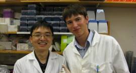 Rafał z opiekunem z laboratorium Hongiem Xue