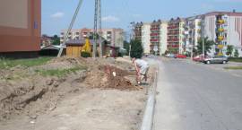 Budowa chodnika na Raginisa na półmetku. Stan prac na 13.07.2010 r.