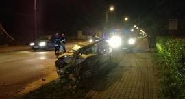 Osobówka ścięła słup na alei