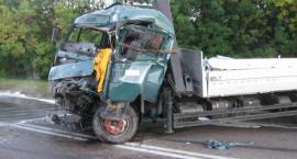 Skutki czołowego zderzenia dwóch ciężarówek na ul. Łomżyńskiej w dn. 18.09.2009 r.