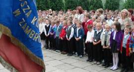 Uczniowie klas I w czasie rozpoczęcia roku szkolnego w SP3/Fot. GZAW