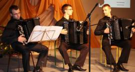 Rafał Gontarski (w środku) w trio poczas koncertu z okazji wręczenia Zambrowskich...