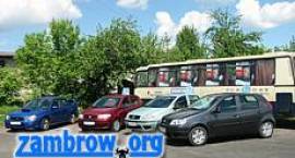 Samochody z Ośrodka Kształcenia Kierowców Czesława Kujawy z niebieskim Subaru...