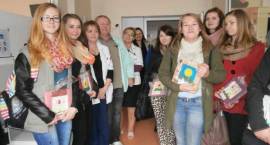 Wolontariusze szkół średnich z życzeniami dla zambrowskiej służby zdrowia