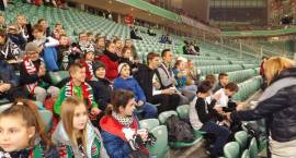 Setka dzieci z Zambrowa i Rutek na meczu Legia – Cracovia