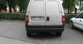 Kierowca tego Peugeota Partnera nie zwykł zwracać uwagi na linie