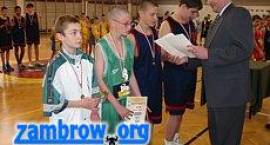 Piątce najlepszych zawodników dyplomy wręcza przewodniczący Rady Miasta Zbigniew...