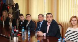 Młodzi laureaci konkursów przedmiotowych nagrodzeni przez burmistrza