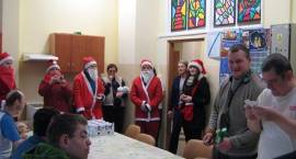 Wolontariusze pomagali Mikołajowi w rozdawaniu świątecznych paczek