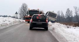 Autobus wpadł do rowu. Na drogach ślisko
