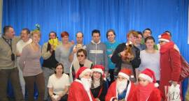 Wolontariusze pomagali Mikołajowi w rozdawaniu świątecznych paczek