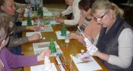 Panie z gminy Szumowo poznały tajniki powstawania wyrobów z papierowej wikliny