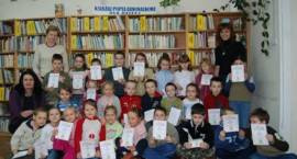Pasowanie na czytelnika w Miejskiej Bibliotece Publicznej w Zambrowie /Fot. z kroniki MBP