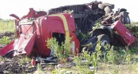 Skutki wypadku ciężarowej Scanii z naczepą przewożącej miał, na krajowej ósemce w...