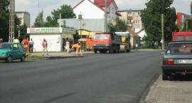 drogowcy wykonują ostatnie prace - wylewają zjazdy do uliczek podporządkowanych, 16...
