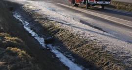 Miejsce oblodzenia drogi w Woli Zambrowskiej. Fot. zrobione kilkadziesiąt minut po...