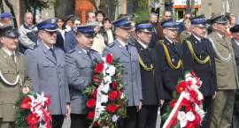 Delagacje: policji i straży z Zambrowa z kwiatami /Fot. G.Zawistowski