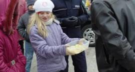 Policjanci i uczniowie SP5 wręczali kierowcom cytryny i jabłka