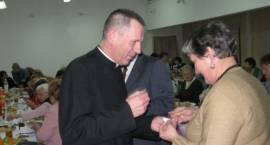 Ks. dziekan Jerzy Samsel podzielił się opłatkiem z emerytami i rencistami /Fot. Anna...