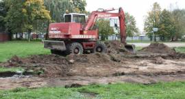 Budowa placu zabaw przy Szkole Podstawowej nr 3 w Zambrowie. Stan prac na: 1.10.2010r.