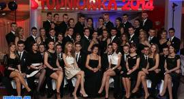 Studniówka Zespołu Szkół Ogólnokształcących - zdjęcia grupowe /Foto Piotrowscy
