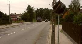 Ul. Łomżyńska (widok w kier. Łomży) - po prawej nowy znak zasłonięty folią, na drugim...