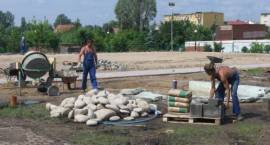Przygotowanie tereny przy Pływalni Delfin na boiska do siatkówki plażowej