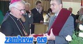 Przewodniczący Rady Miasta Zbigniew Korzeniowski gratuluje Ks. Abp. Józefowi...