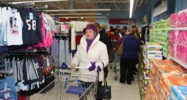 Uroczyste otwarcie Tesco w Zambrowie. Pierwsi klienci robią zakupy.