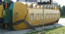 Przewrócona cysterana z paszą na ul. Łomżyńskiej w Zambrowie