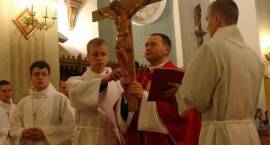 Liturgia Wielkopiątkowa w kościele pw. Trójcy Przenajświętszej w Zambrowie /Fot....
