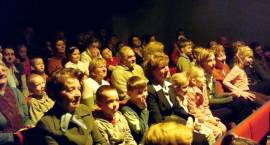 Wychowankowie Akademi Malucha w Zambrowie na wycieczkę to teatru zabrali swoje babcie i...