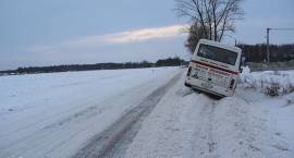 Zima na drogach. Autobus wylądował w rowie