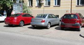 Przykłady źle zaparkowanych samochodów w Zambrowie