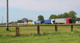 DK8: TIR w rowie