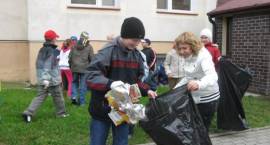 Uczniowie SP5 podczas akcji Sprzątanie Świata 2008 /Fot. Anna Kulesza, www.zambrow.org