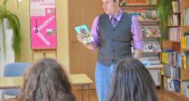 Spotkanie zambrowskich uczniów z Sergiuszem Pinkwartem w Miejskiej Bibliotece...