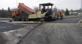 Wylewanie ostatniej warstwy masy bitumicznej na ul. Piłsudskiego od ronda /Fot....