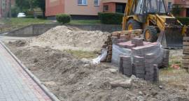 Budowa chodnika na Raginisa na półmetku. Stan prac na 13.07.2010 r.
