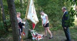 Uroczystości pod pomnikiem w Wądołkach