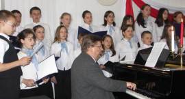 występ chóru: akompaniament - Mieczysław Brysacz, dryguje - Wiesław Saniewski /Fot....