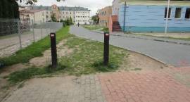 Pachołki na chodniku os trony ul. kard. St. Wyszyńskiego